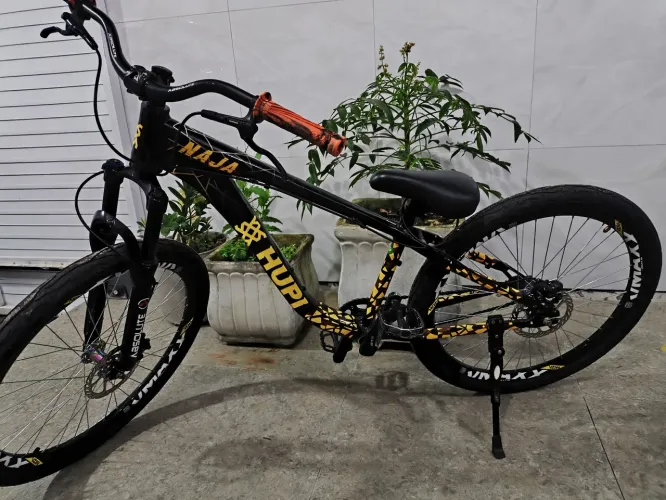 Bicicleta, hupi naja, para se divertir brincado e está em ótimo estado.