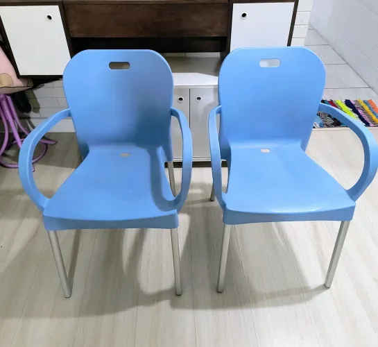 4 cadeiras reforçadas semi novas , o valor é de cada uma.
