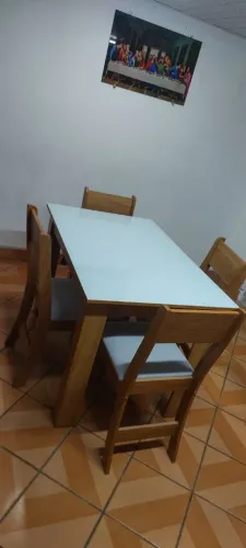Mesa madeira c/vidro 6 mm branco com 4 cadeiras 0,75x1,10 m