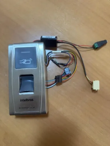 Controlador De Acesso Intelbras Bio Inox Plus Ss 311 MF usado excelente