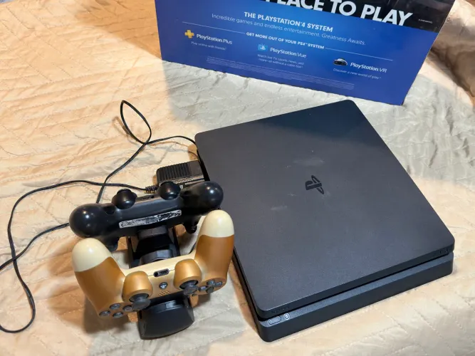 PS4 slim 1TB 2 controles e carregador