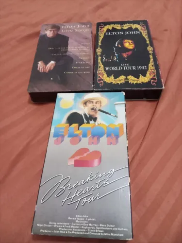 3 Fitas originais VHS Elton John World Tour Breaking Hearts Tour importadas Love Songs