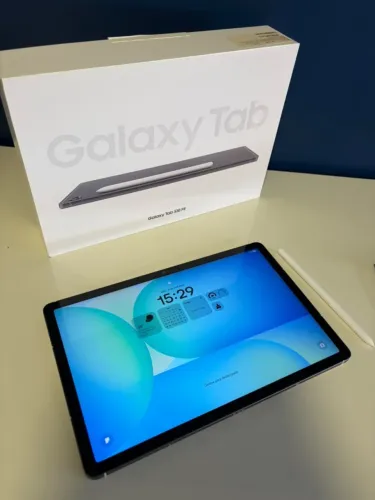 Tablet Samsung Galaxy Tab S10 FE com Capa e Caneta S Pen 8GB RAM 128GB 10,9" Android 15 Ex