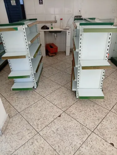 Gôndolas, para padaria, loja de presentes e comércios em geral.