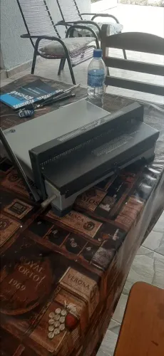 Máquina de encadernação