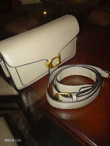 Bolsa pequena com alça e fecha na frente