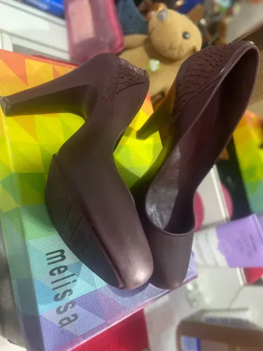 SAPATO FEMININO ELEGANTE - COR VINHO/BORDÔ 