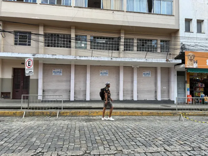 LOJA PARA LOCAÇÃO NO CENTRO DE NOVA FRIBURGO, EM TRANSVERSAL MOVIMENTADA, COM GRANDE FLUXO
