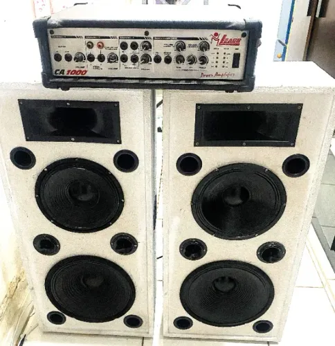 amplificador com pré e duas caixas grandes para igrejas ou eventos