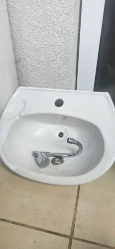Pia para banheiro com torneira