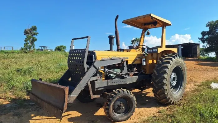 Trator CBT 2105 com Lamina