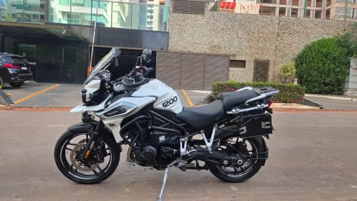 TRIUMPH TIGER 1200 XR 2018 REVISADA, COM BAÚS, GPS E PNEUS NOVOS - FINANCIO