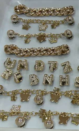 VENDO PINS DE CROCS
