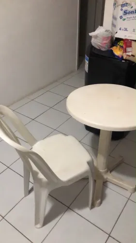 Conjunto: mesa e cadeira
