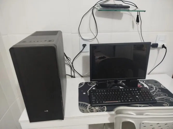 Pc completo: monitor, teclado, Caixa de som. Está com SSD satã com defeito 