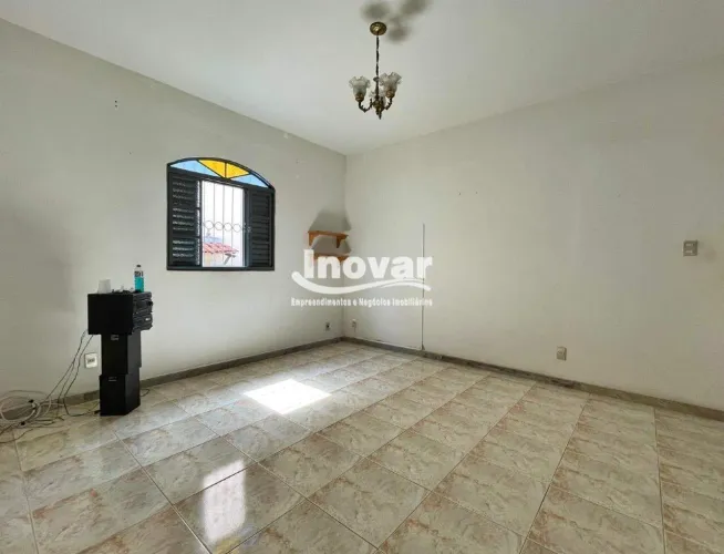 Casa 3 quartos com grande área externa no Bairro Jardim Leblon.