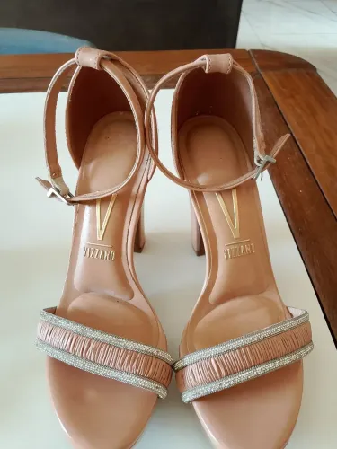 Desapego, sapatos na numeração 35/36, usados e dois novos.