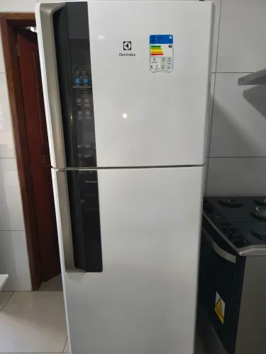 Geladeira branca duplex da Eletrolux de 474 litros