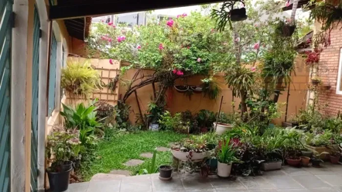 Casa à Venda em Taboão da Serra-SP - 4 Quartos, 1 Suíte, 2 Salas, 4 Banheiros e 3 Vagas na