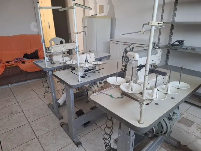 Vende-se 3 máquinas de costura. Reta, galoneira, ponto cadeia. Ótimo estado de conservação