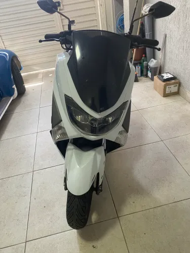 Moto NMax econômica perfeita para trabalho e passeio