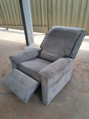 Poltrona reclinável semi nova
