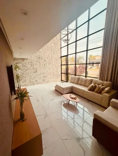 Casa com móveis planejados em condomínio fechado com 04 suítes - piscina