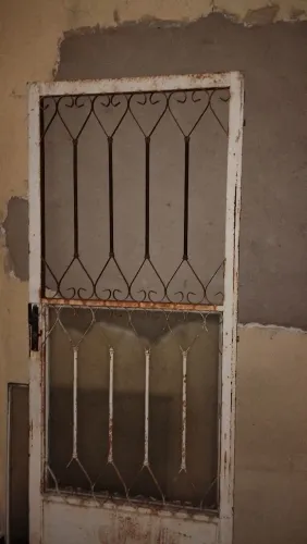 Vendo porta de ferro antiga.