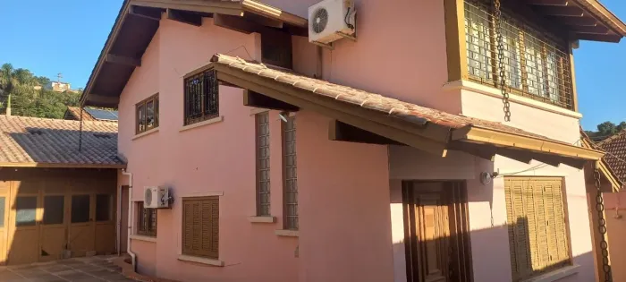 duas (2) casas no pátio 2 e 3 quartos!!