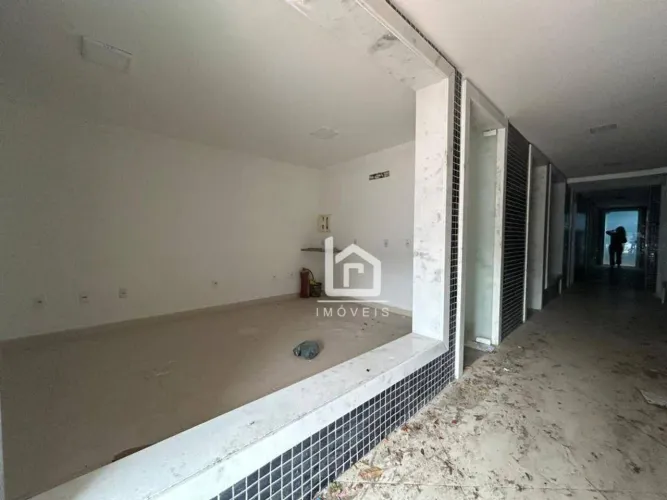 Galeria Comercial na Glória | 250m² em Frente à Pracinha Principal