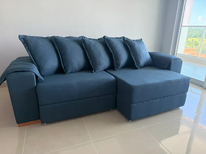 Sofá 3 lugares azul em linho 