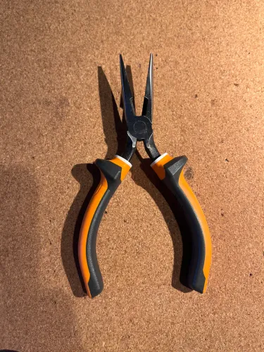 Alicate Klein Tools Isolado