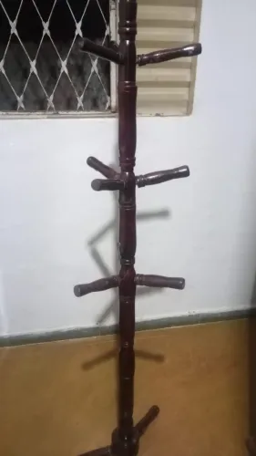 Chapeleiro/ Cabideiro de Piso - R$100