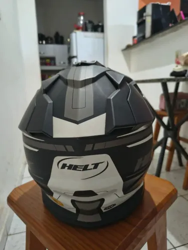 Capacete helt 58 com óculos interno.