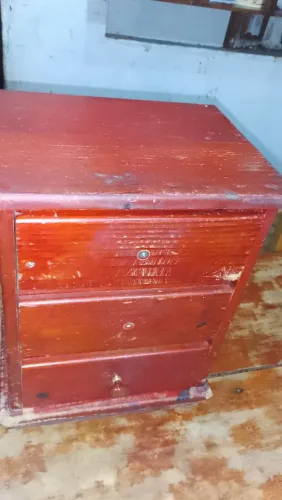 Vende se um criado mudo