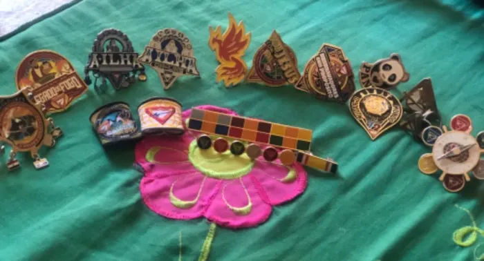 Prendedores e pins de desbravador