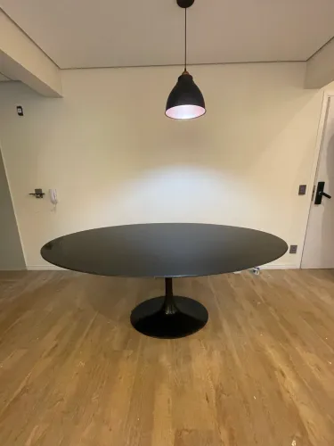 Mesa Saarinen oval mármore preta 197x120 em excelente estado.