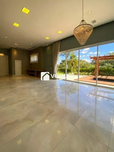 Casa em condomínio para aluguel com 297m², 3 quartos, sendo 3 suítes, 4 vagas de garagem,