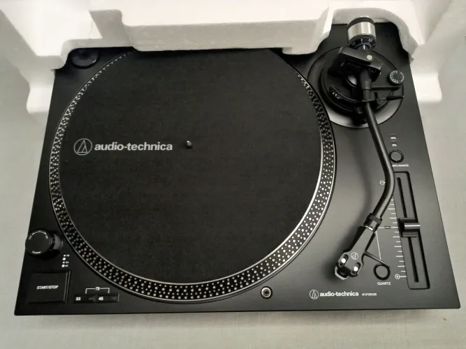 Vendo...toca disco audio technica at lp120xusb. 50 horas de uso, muito nova, nota 9,8/10.