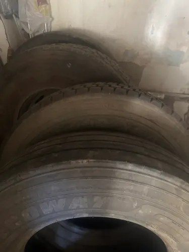 Pneus para caminhão em ótimo estado