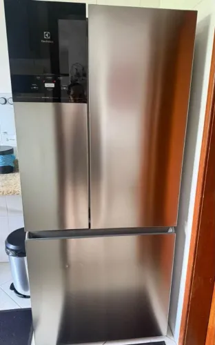 Geladeira inox em bom estado e funcionando.