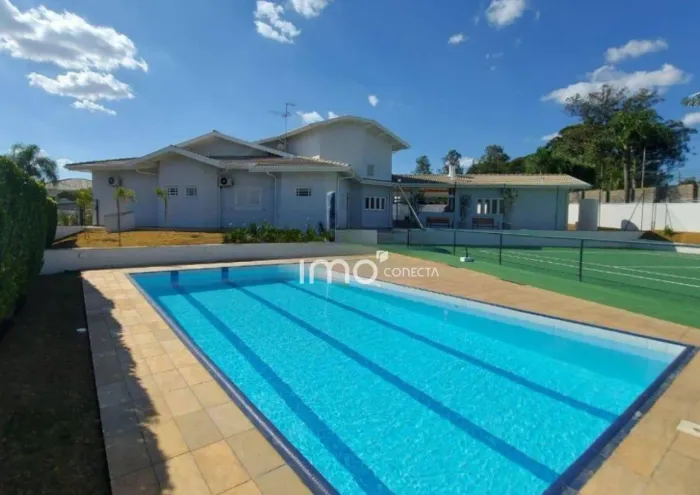 SEU REFÚGIO PARTICULAR: CASA TÉRREA COM PISCINA E QUADRA DE TÉNIS NO CONDOMÍNIO VILLAGE VI