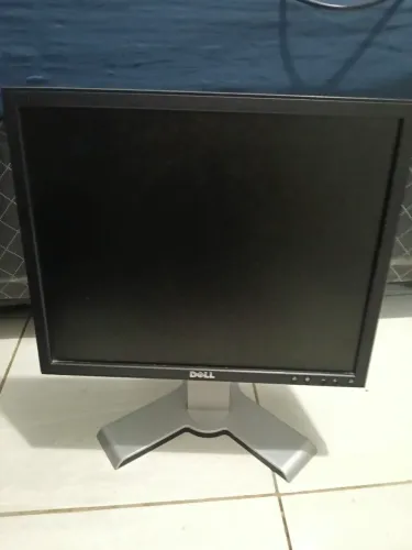 Monitor da Dell quadrado funcionando normalmente 