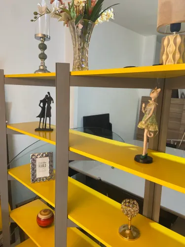 Estante amarela com cinza