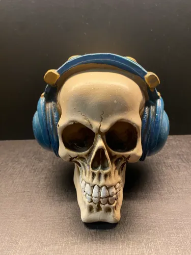 caveira decorativa com fone de ouvido