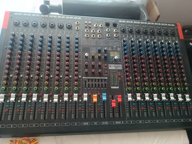 Vendo mesa de som 16 canais