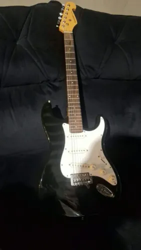 Guitarra Giannini Usada poucas vezes