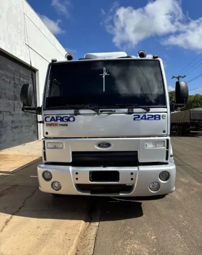 Veículo completo, ford cargo 2428 - Ano 2010