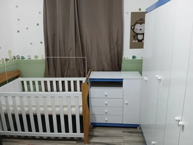 JOGO DE QUARTO DE BEBÊ SEMINOVO COM O BERÇO AMERICANO 3 EM 1