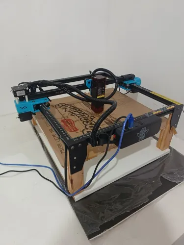 Máquina a Laser com suportes pronto